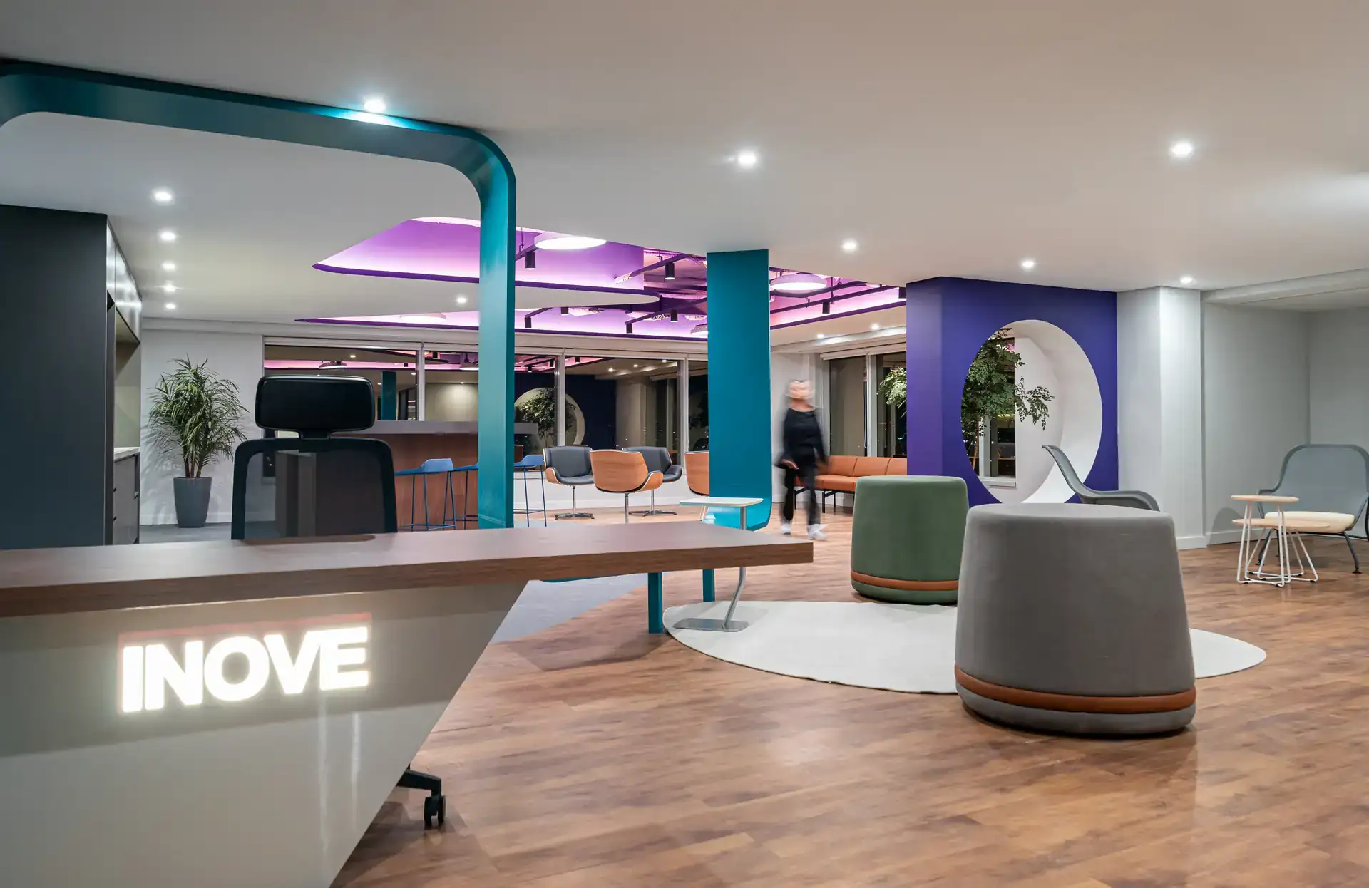 Recepção do escritório da Inove, projeto de arquitetura e obra corporativa entregue, com mobiliário moderno, iluminação integrada e design vibrante na arquitetura corporativa.
