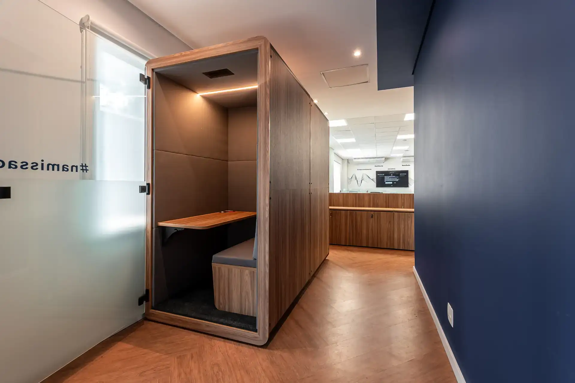 Phonebooth em marcenaria de madeira para chamadas e reuniões focadas, solução de projeto de arquitetura aplicada na reforma de escritório da LAM Medical.