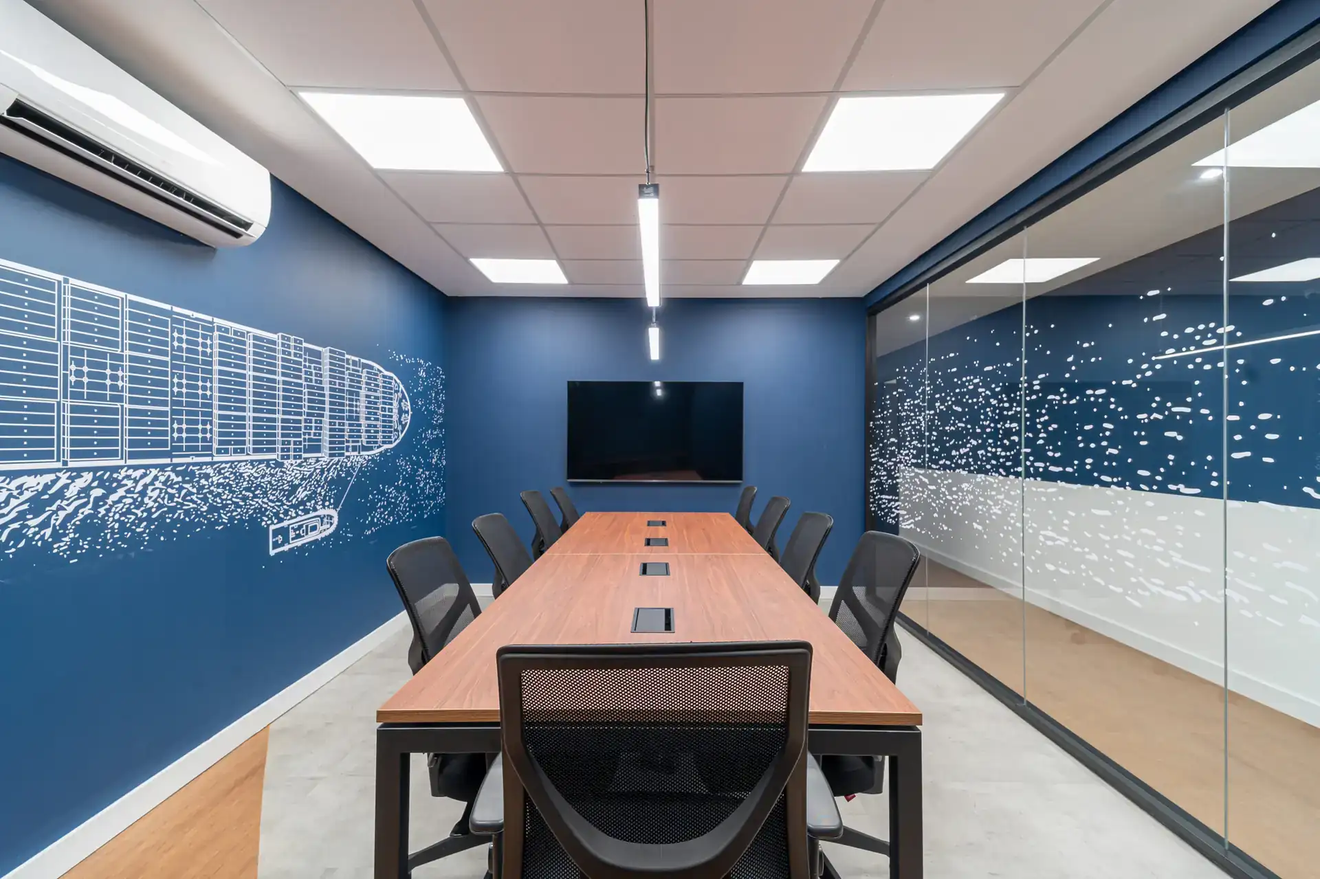 Ambiente de reunião executiva no SINDMAR com mesa central longa, parede temática marítima e vidro lateral, representando projeto de arquitetura corporativa moderno.
