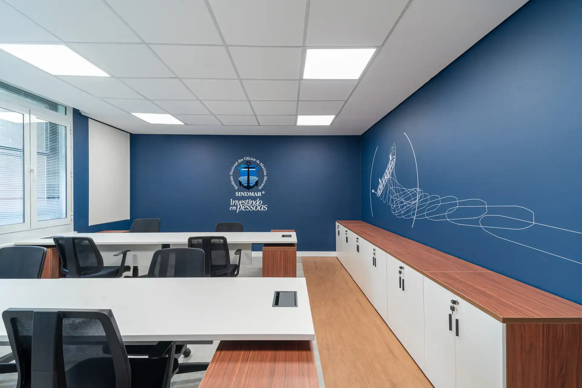 Sala operacional no escritório do SINDMAR e mobiliário branco, resultado da reforma de escritório completa com projeto de arquitetura e obra feitos pela Custódio.