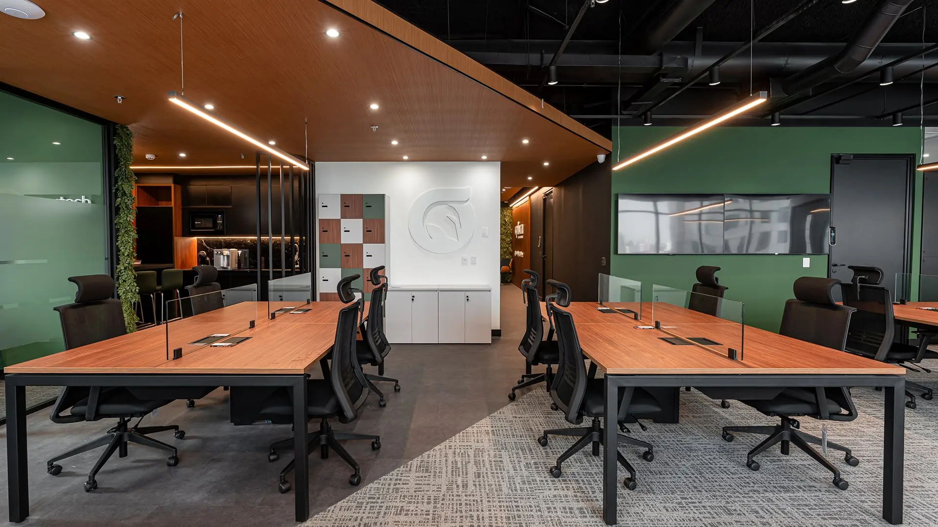 Área de staff do escritório da Oplium em São Paulo, desenvolvida pela Custódio. Projeto de arquitetura corporativa e reforma Turnkey, com design funcional, ergonomia e soluções de alto padrão para ambientes de trabalho modernos.
