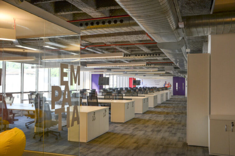 Explore como a hierarquia horizontal influencia o ambiente de trabalho e como seus princípios são refletidos no design de escritórios modernos. 