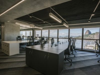 Explore como a hierarquia horizontal influencia o ambiente de trabalho e como seus princípios são refletidos no design de escritórios modernos.